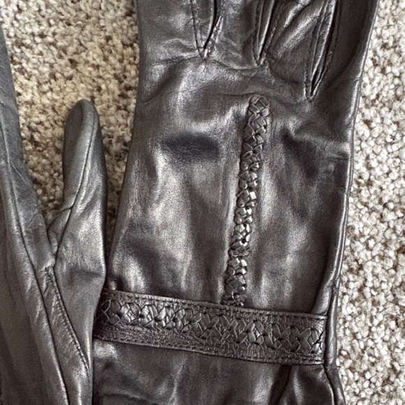 Isotoner Elegant Black Leather Gloves - Picture 5 of 10
